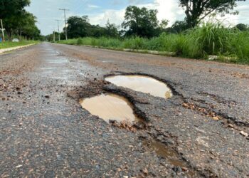 Entrada de Miracema cheia de buracos