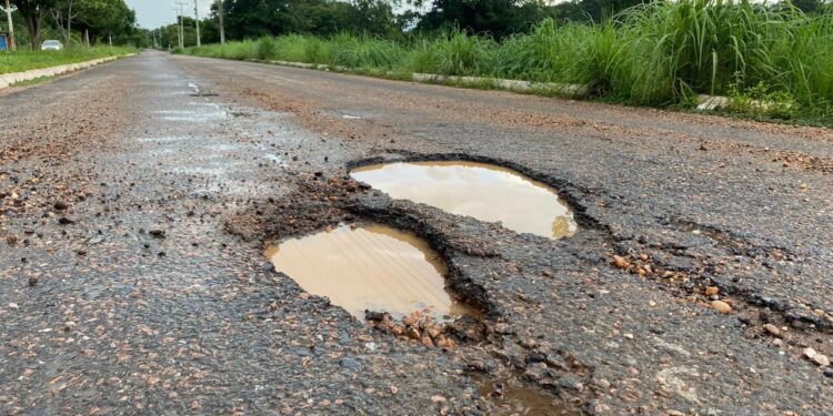 Uma das entradas e saídas de Miracema do Tocantins mais acessadas é a Avenida Getúlio Vargas passando pelo Correntinho, o primeiro bairro de Miracema. Com as chuvas que começaram a cair, a situação se agravou conforme mostram as fotos na reportagem.