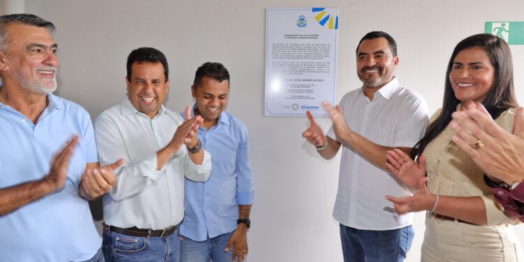 Governador Wanderlei Barbosa, o secretário da Educação, Fábio Vaz, e a primeira-dama, no momento do descerramento da placa de inauguração do Colégio