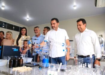 “O futuro do nosso Estado está aqui”, diz Amélio Cayres durante inauguração de colégio em Itaguatins