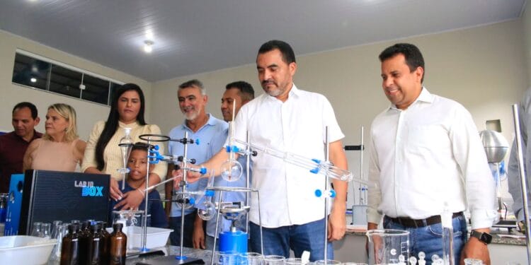 “O futuro do nosso Estado está aqui”, diz Amélio Cayres durante inauguração de colégio em Itaguatins