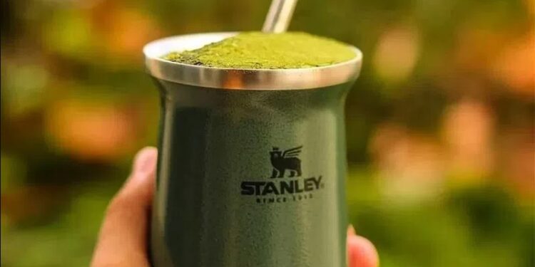 Copo Stanley tem chumbo? Entenda os riscos do metal para a saúde