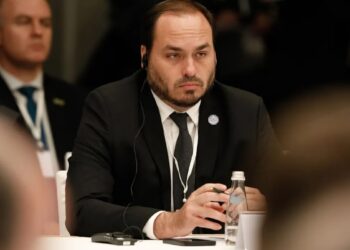 PF apreende celulares e computador de Carlos Bolsonaro