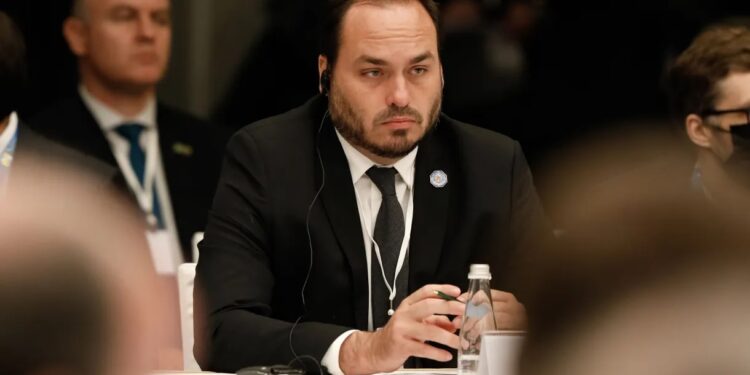 PF apreende celulares e computador de Carlos Bolsonaro