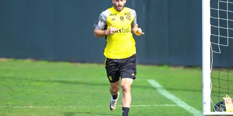 Viña, do Flamengo, chega ao Rio e faz primeiro treino no Ninho do Urubu