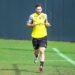 Viña, do Flamengo, chega ao Rio e faz primeiro treino no Ninho do Urubu