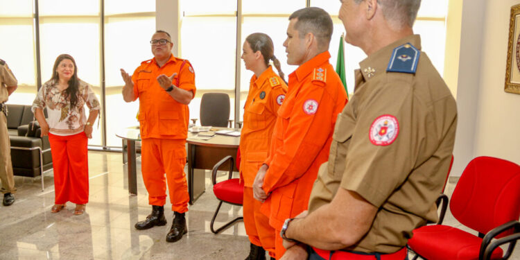 Comandante-geral do CBMTO homenageia militares por socorrerem mulher vítima de tentativa de feminicídio