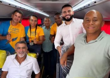 Novo ônibus adquirido com emenda de Léo Barbosa, em parceria com prefeitura, é entregue para universitários de Lagoa do TO