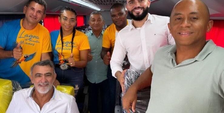 Novo ônibus adquirido com emenda de Léo Barbosa, em parceria com prefeitura, é entregue para universitários de Lagoa do TO