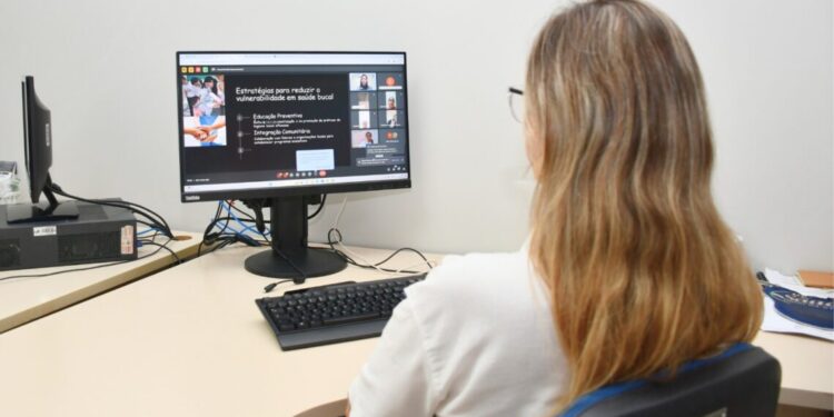 Participaram da webconferência os gerentes de UBS, coordenadores de Saúde Bucal, cirurgiões-dentistas, auxiliares em Saúde Bucal e técnicos em Saúde Bucal