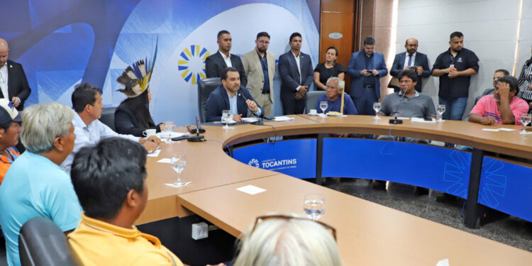 Governador Wanderlei Barbosa discute a pavimentação da TO-010 com líderes indígenas do povo Xerente