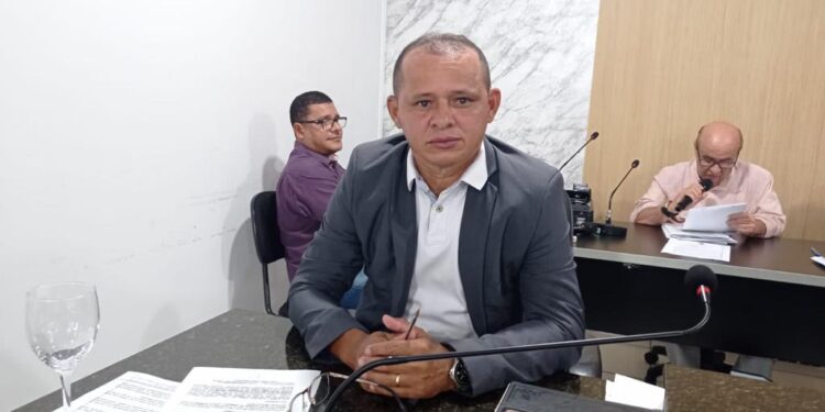 Vereador Xirica pede conclusão do asfalto da avenida PALMAS