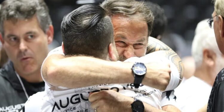 Presidente do Corinthians convoca organizadas para reunião sobre técnico