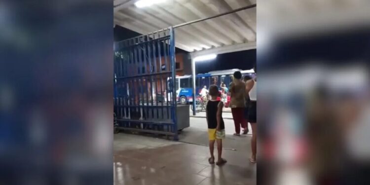 Passageiro é morto durante assalto a ônibus em Duque de Caxias (RJ)