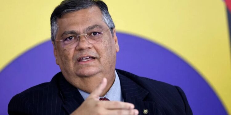 Dino diz que apresentará projeto para proibir acampamentos em quartéis