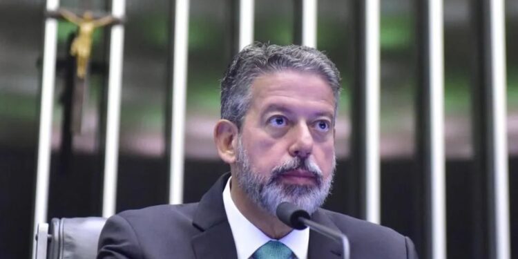 Planalto evita embate e aposta em isolamento natural de Lira