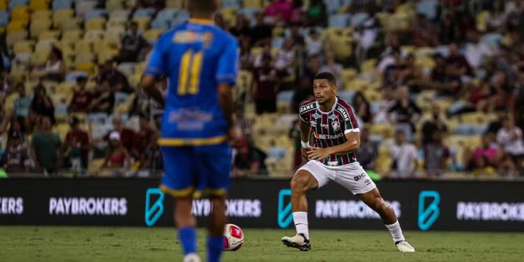 Diniz mostra versão ainda mais ousada em jogo de paciência com os titulares do Fluminense