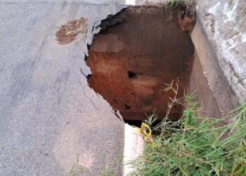 Trecho de rodovia é bloqueado após cratera aparecer na cabeceira de ponte