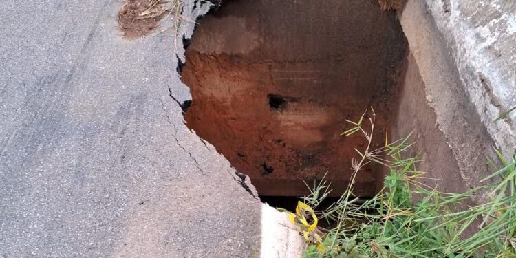 Cratera apareceu na cabeceira de ponte na TO-455 — Foto: Kassio Inácio/Divulgação