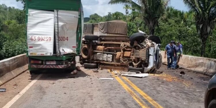 Acidente envolveu caminhões e carros em cima de ponte — Foto: Divulgação