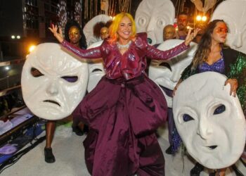 Durante trio, Daniela Mercury expõe “pisada” que deu em folião: “Vá se lascar”