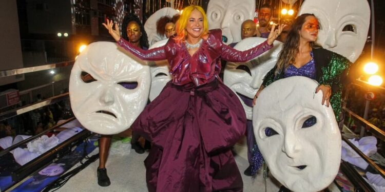 Durante trio, Daniela Mercury expõe “pisada” que deu em folião: “Vá se lascar”
