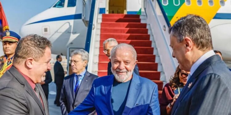 Lula desembarca no Egito em primeira viagem internacional do ano; presidente deve discutir guerra de Israel