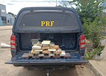 Homem é flagrado com 21 kg de maconha, cocaína e crack escondidos na traseira de carro