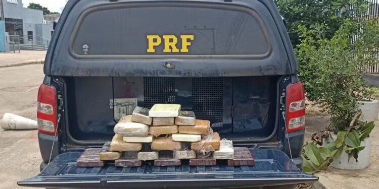 Homem é flagrado com 21 kg de maconha, cocaína e crack escondidos na traseira de carro