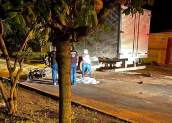 Idoso de 69 anos morre após bater moto na traseira de caminhão que estava parado em avenida