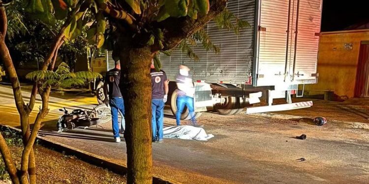 Idoso de 69 anos morre após bater moto na traseira de caminhão que estava parado em avenida