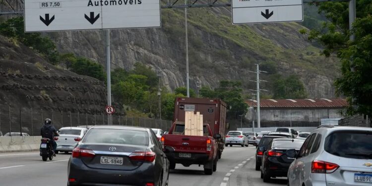 Homem morre depois de tiroteio durante assalto na Linha Amarela, no RJ