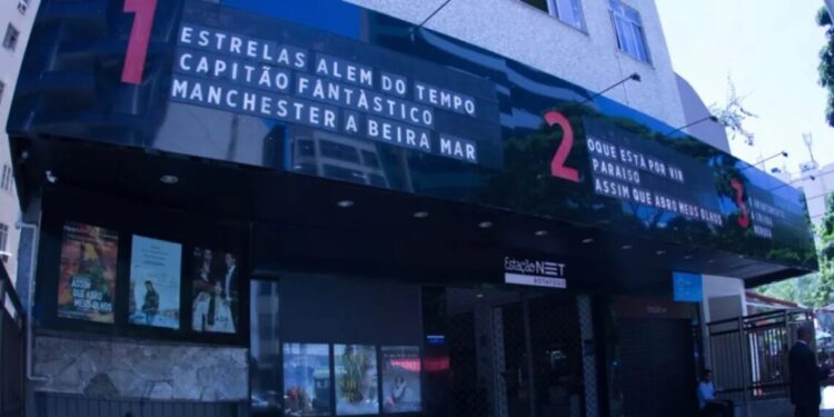 Funcionários esquecem a última sessão e clientes ficam presos em cinema no Rio
