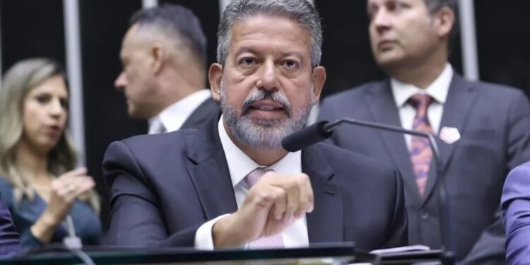 Lira agora promete “mansidão” e deve ajudar Lula a debelar crise no Congresso