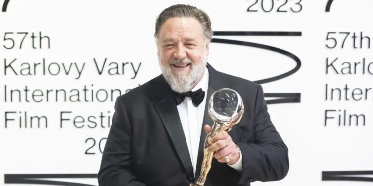 Ator de “Robin Hood” diz que quebrou as duas pernas nas filmagens