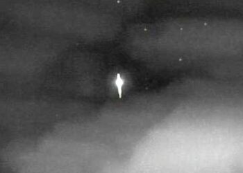 Os cientistas acreditam que objeto luminoso possa ser um satélite desativado ou corpo de foguete, que, dentro de algum tempo, deve queimar na reentrada da atmosfera.