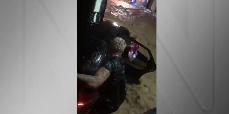 Chuva causa alagamentos no Rio e família é resgatada em carro arrastado pela correnteza