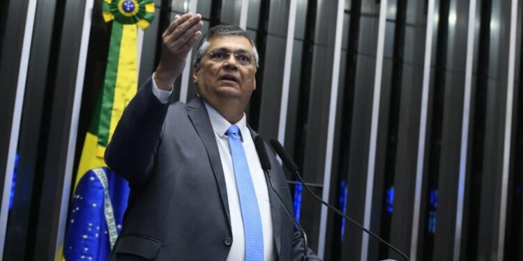 Dino toma posse como ministro do STF e sela passagem pelos Três Poderes em um ano