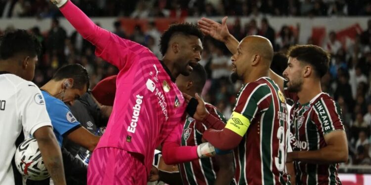 Com polêmicas, LDU vence Fluminense no jogo de ida da Recopa Sul-Americana