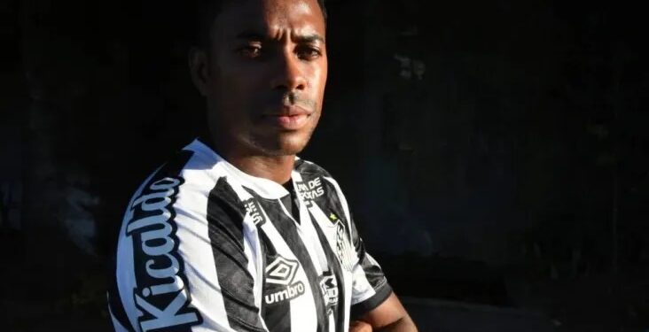 Condenado por estupro, Robinho vai a churrasco no Santos