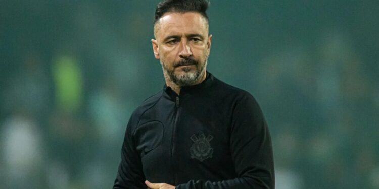 Ex-Corinthians, Vítor Pereira chama Fábio Santos de “covarde” por entrevista