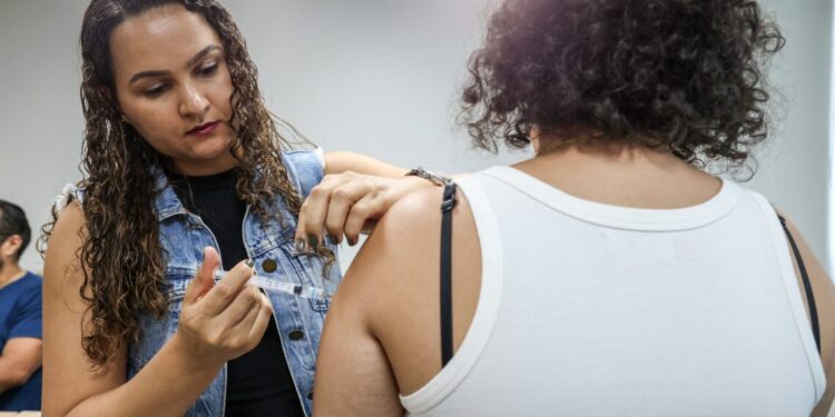 Saúde de Palmas amplia grupos prioritários para dose de reforço da vacina bivalente
