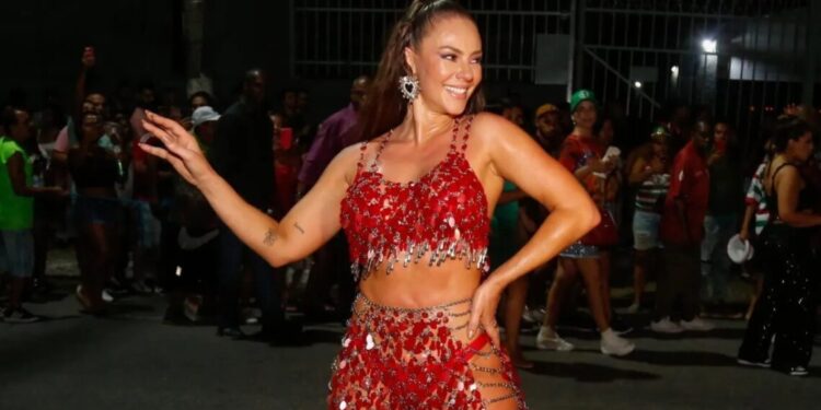 Paolla Oliveira samba muito em ensaio de rua da Grande Rio
