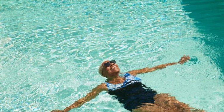 Nadar em água gelada pode melhorar os sintomas de menopausa, diz estudo