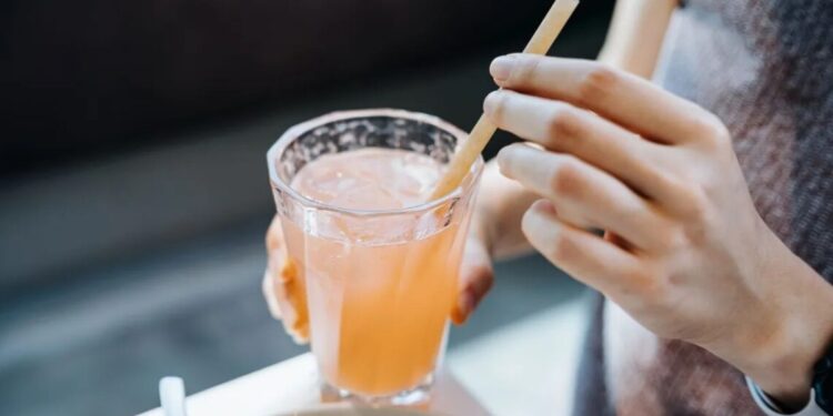 Vale a pena trocar o suco natural por refrigerante zero para emagrecer? Entenda