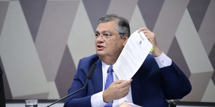 Cinco projetos em 21 dias: Dino terá passagem relâmpago pelo Senado