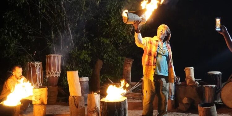 Tambores consagrados e pedidos jogados no fogo: Conheça ritual que é tradição no pré-carnaval em Palmas