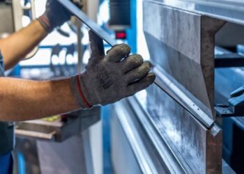 Indústria do Brasil cresce em janeiro e tem melhor desempenho em mais de 1 ano, mostra PMI