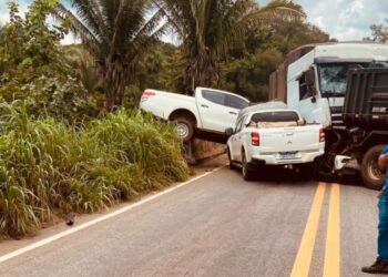 Acidente envolvendo caminhões e carros deixa vítimas após cratera aparecer em ponte