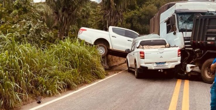 Acidente envolvendo caminhões e carros deixa vítimas após cratera aparecer em ponte
